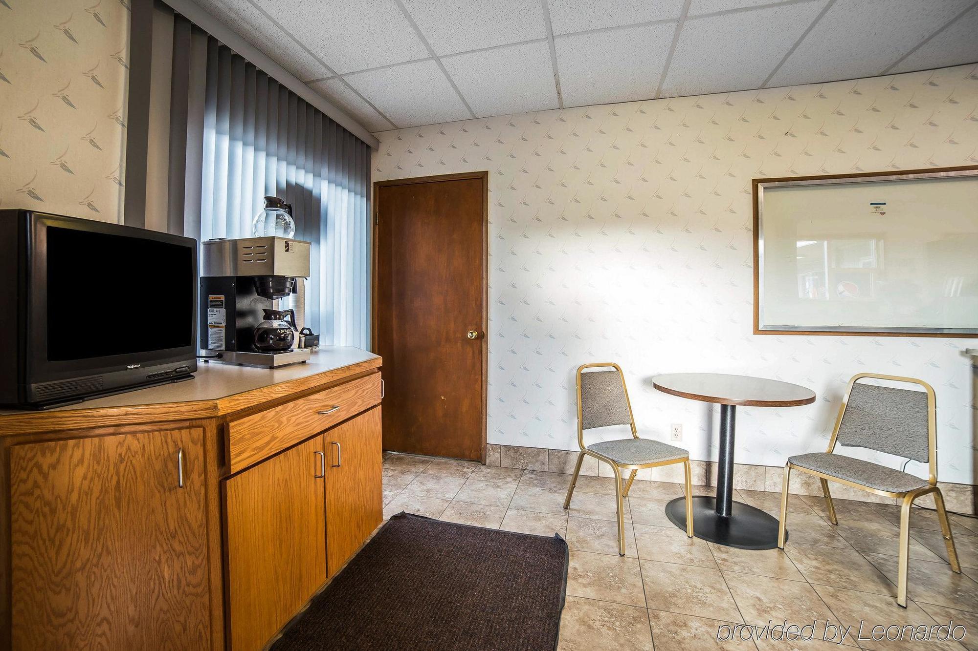 Rodeway Inn & Suites Arlington Exterior photo
