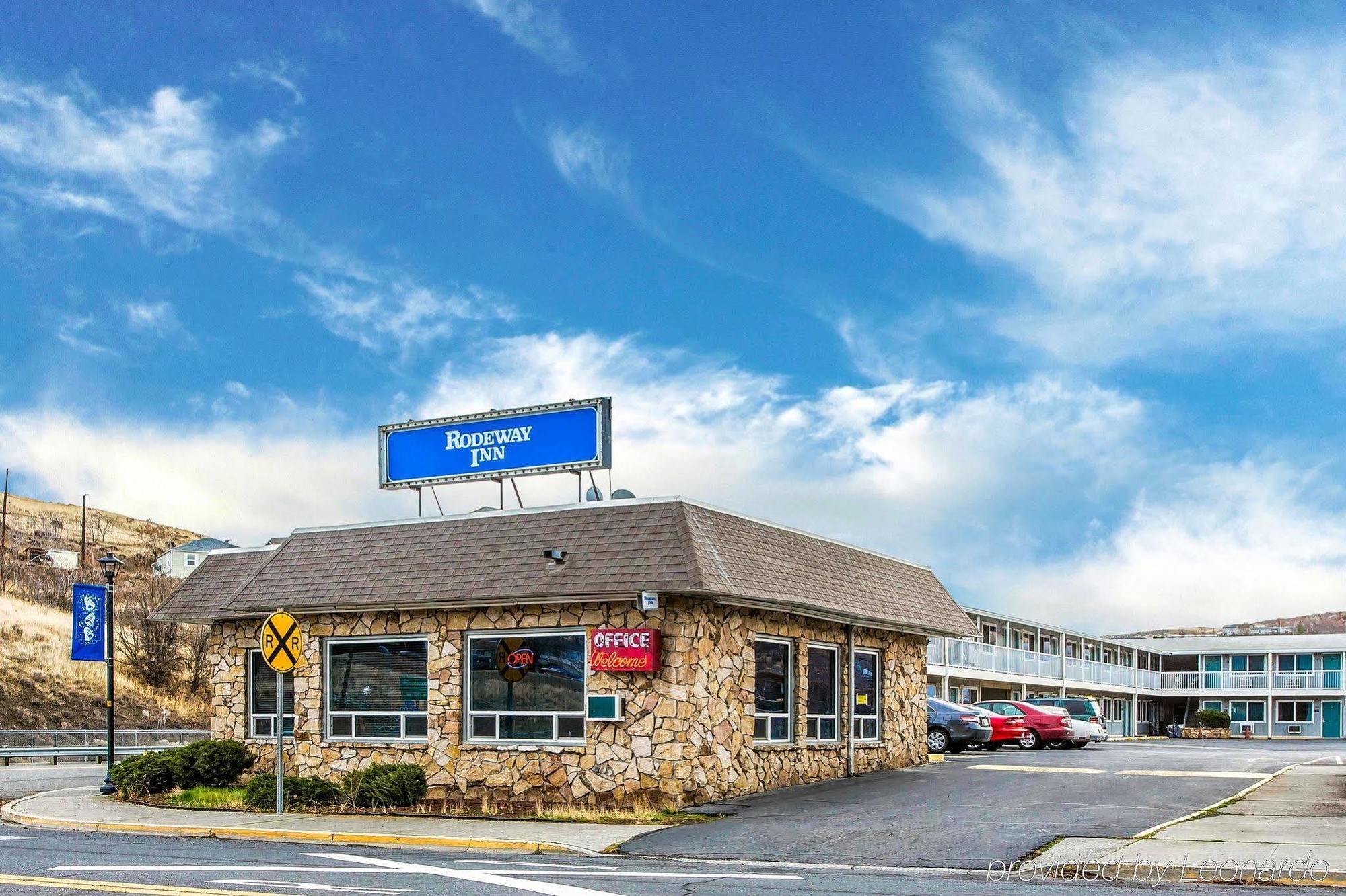 Rodeway Inn & Suites Arlington Exterior photo